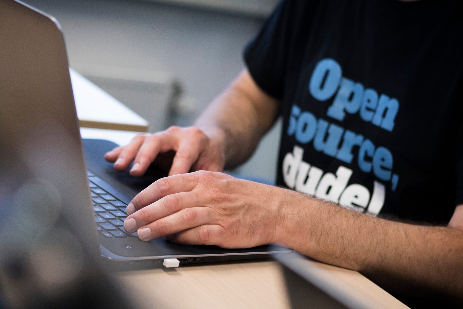 persoon tikt op toetsenbord