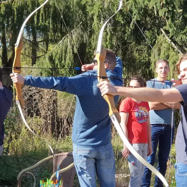 mensen met pijl en boog