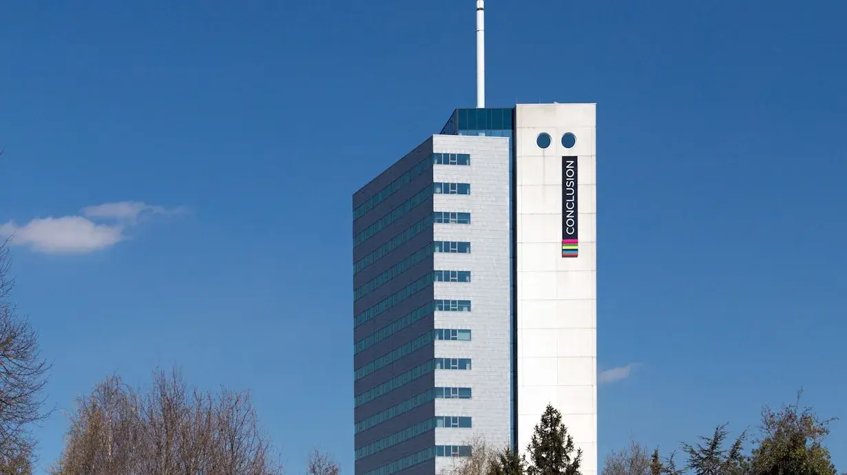 Kantoorgebouw Conclusion in Utrecht met blauwe lucht 