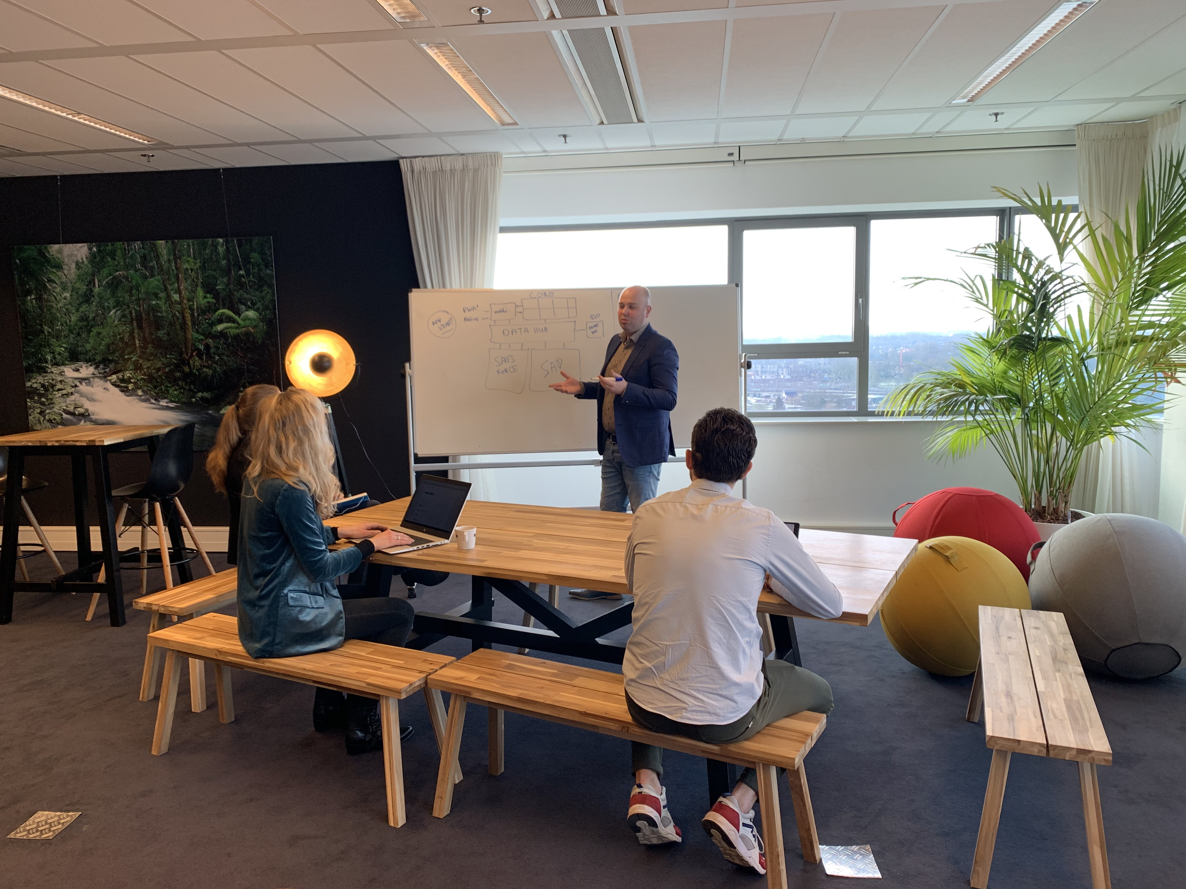 Man geeft presentatie op een kantoor