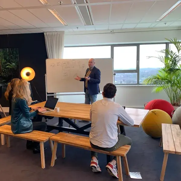 Een man die iets uitlegd