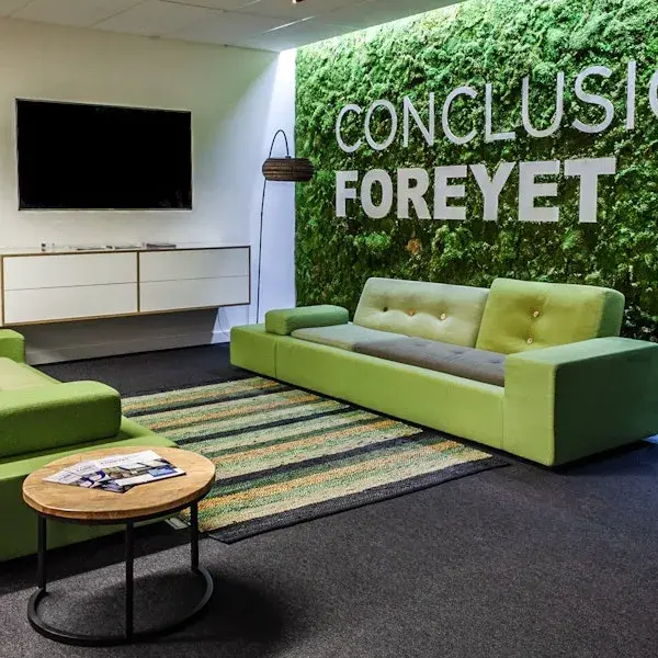 ForeyeT wand achter een groene bank