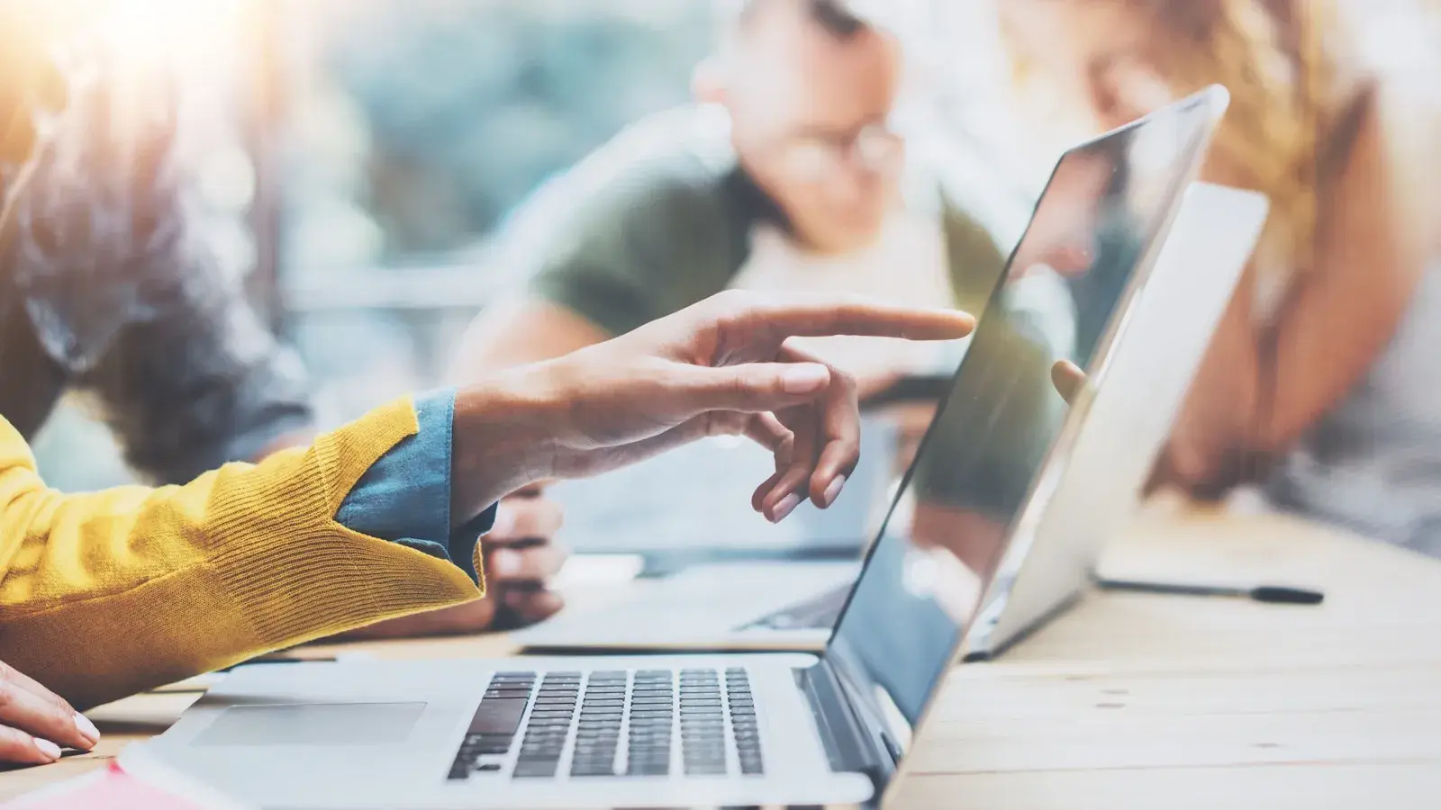 Wijzende hand op laptop 