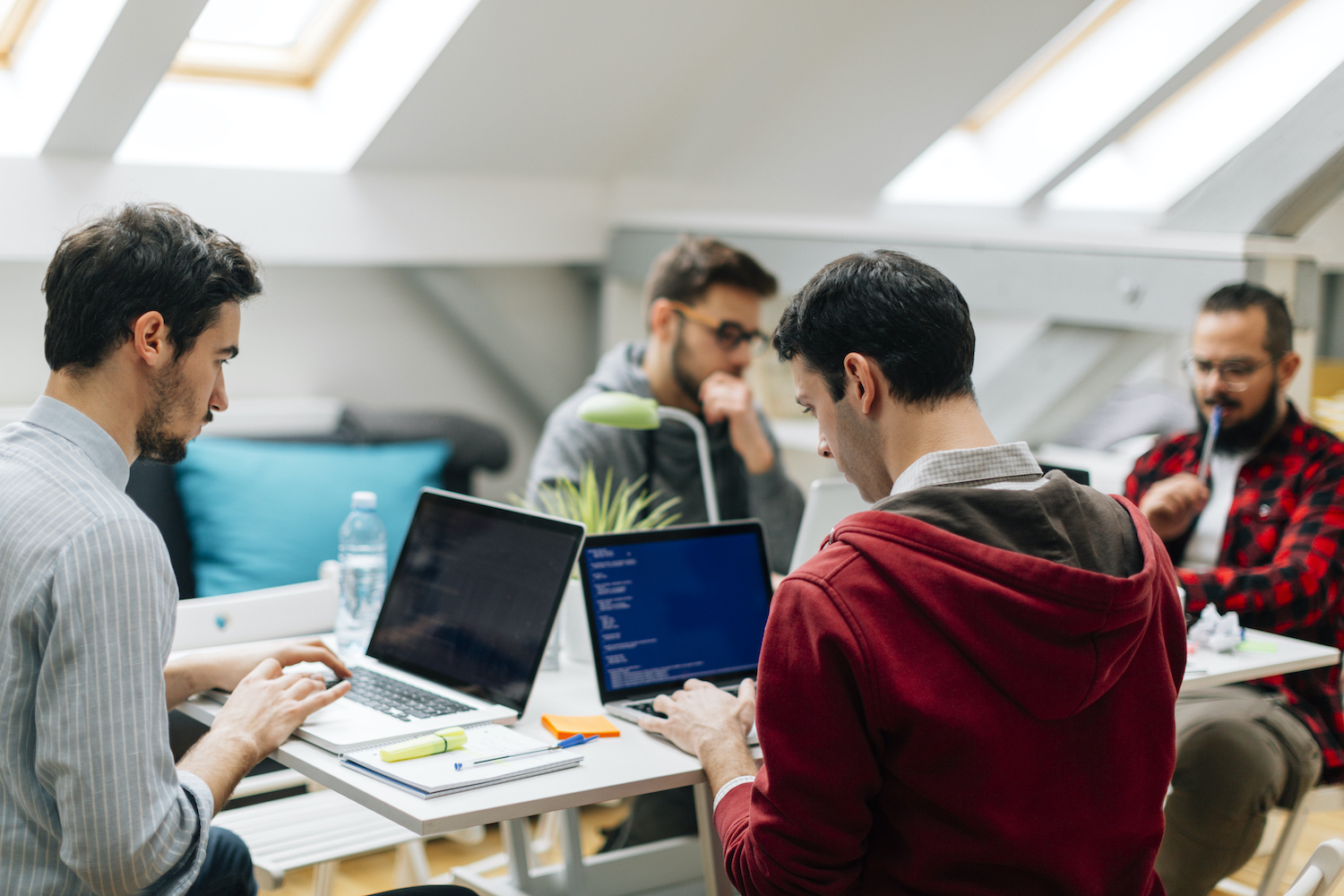 mannen achter een bureau