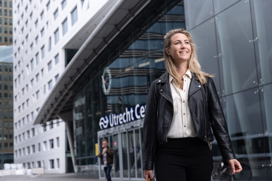 vrouw in leren jas loopt langs utrecht centraal