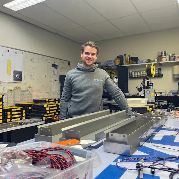 Mannelijke collega op de werkvloer