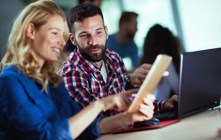 Man en vrouw werken samen