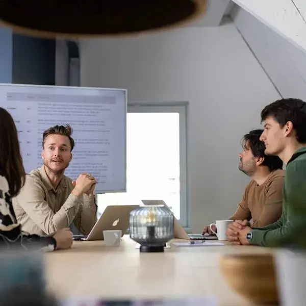Collega's in gesprek aan tafel