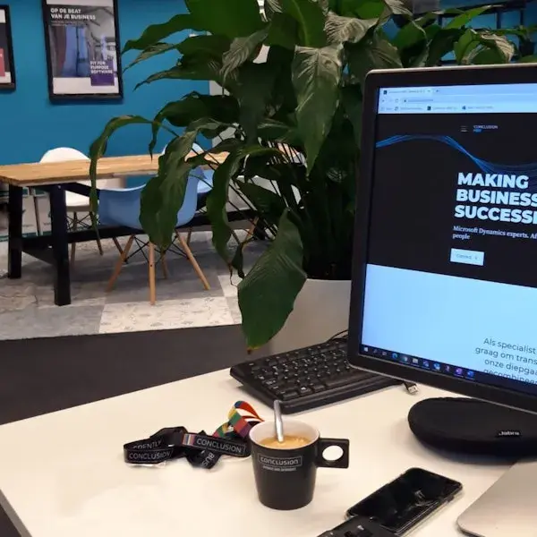 Koffie op kantoor bureau.