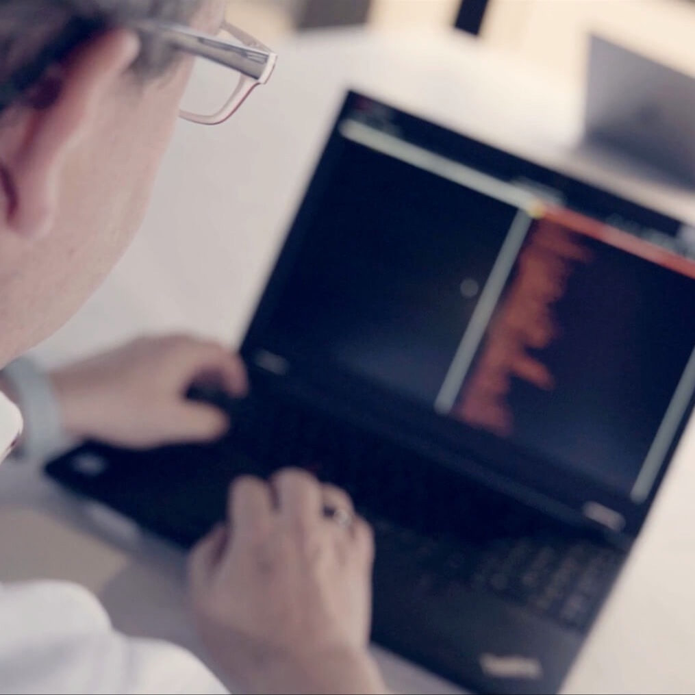 Collega kijkt naar computerscherm met data.