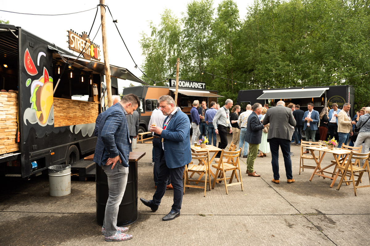 mannen buiten voor de foodtrucks
