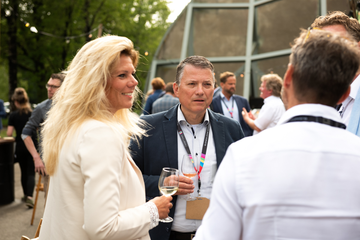 vrouw en twee mannen buiten in gesprek
