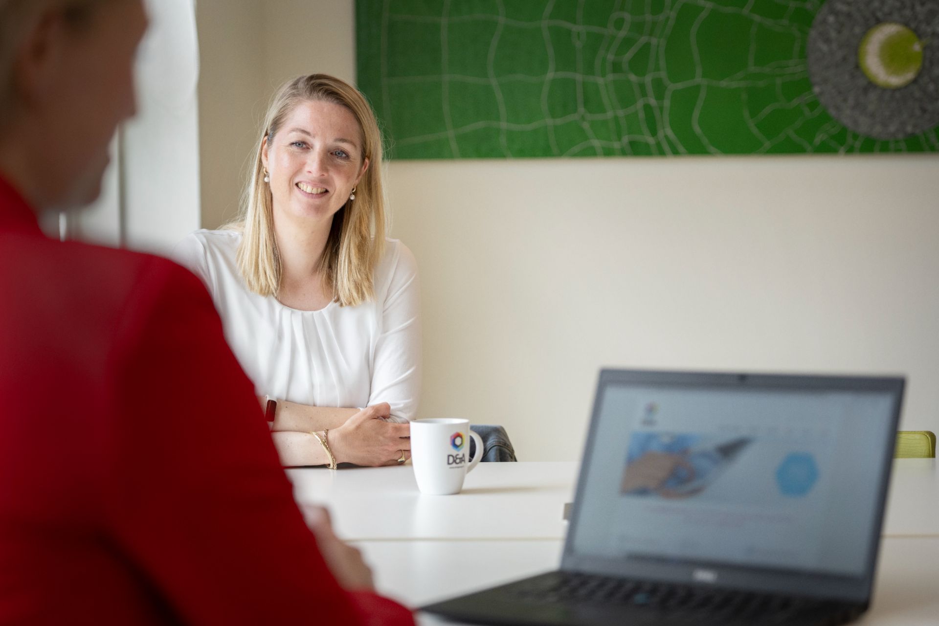 vrouw en andere persoon in kantooromgeving