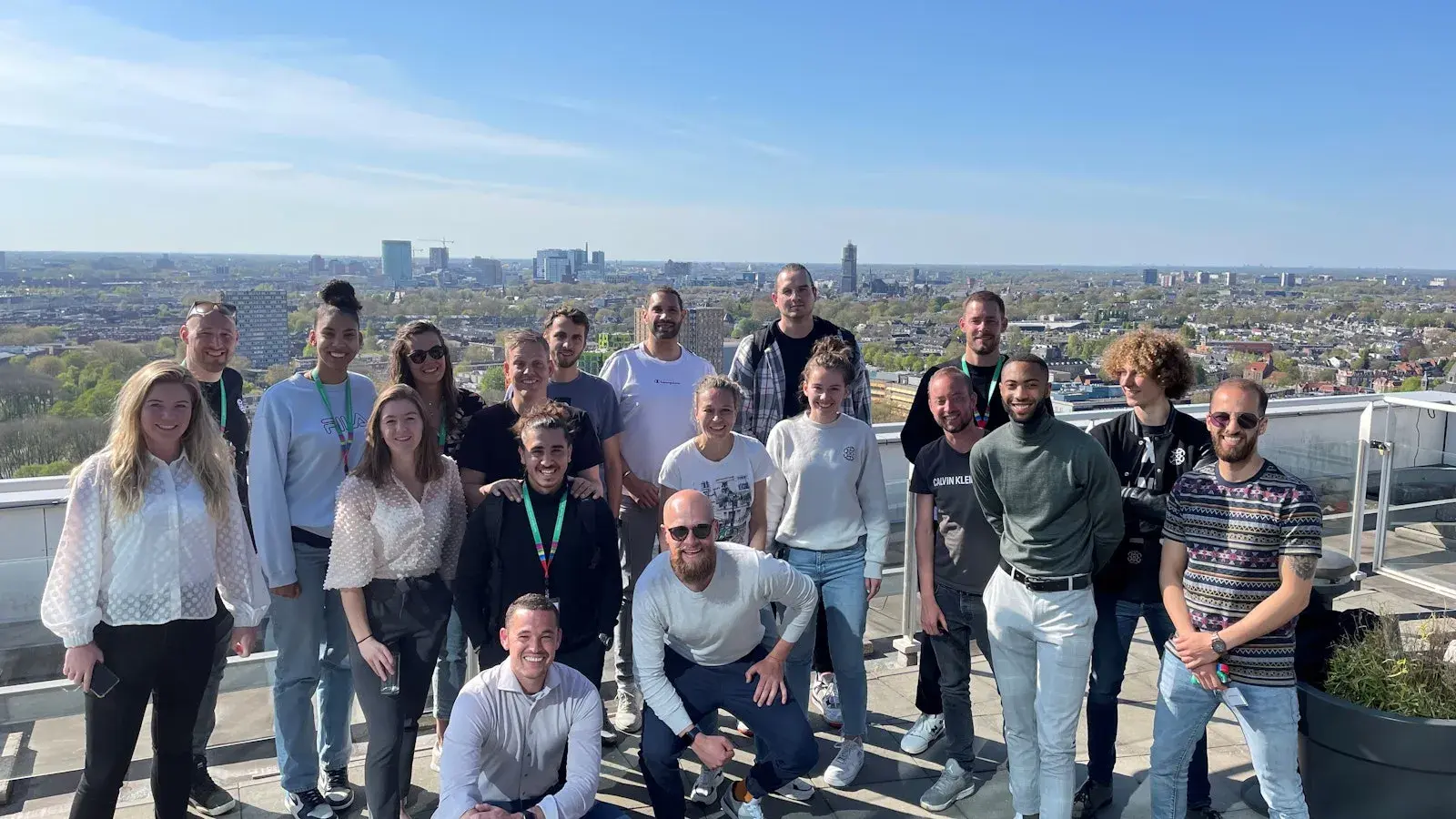 Groep collega's poseert voor de camera