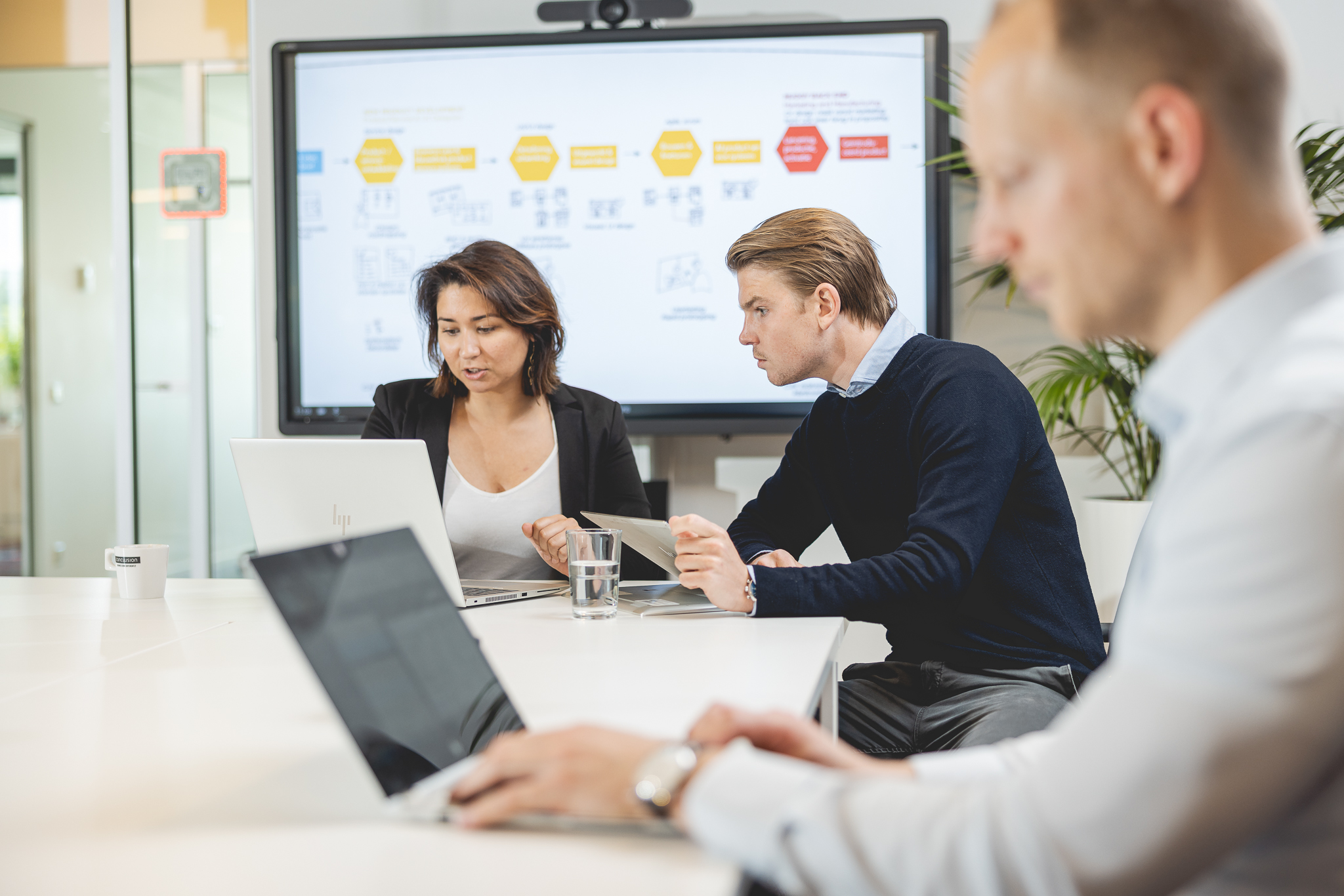Mannen en een vrouw aan het werk