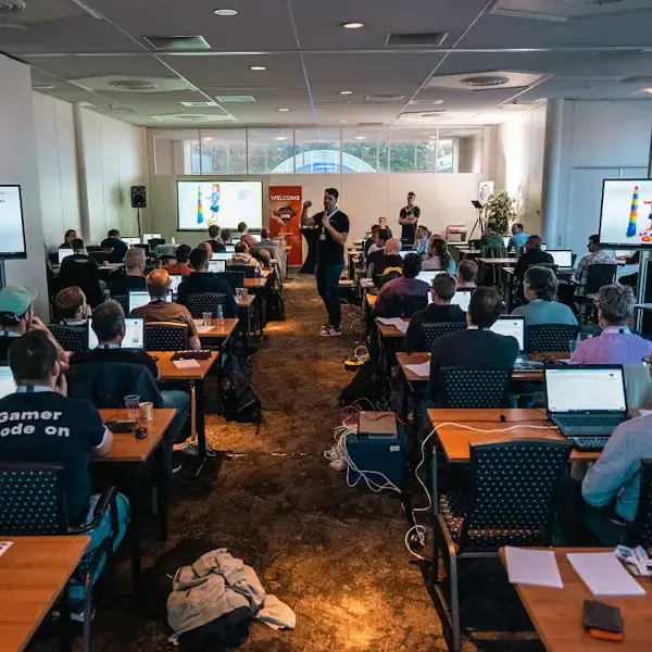 Masters of Java achter de computer