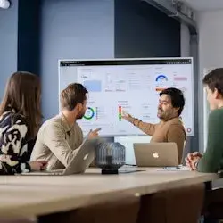 Groep collega's bespreken de omzet cijfers