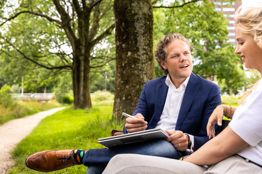 Man maakt notities in park.