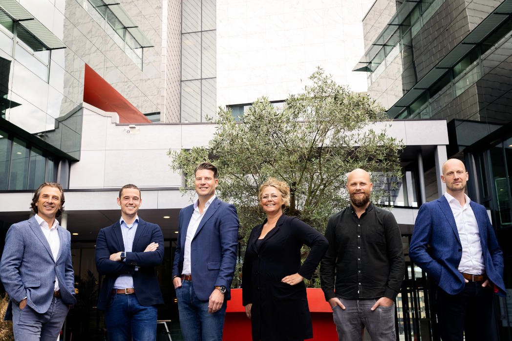 mannen en een vrouw voor het consulting kantoor