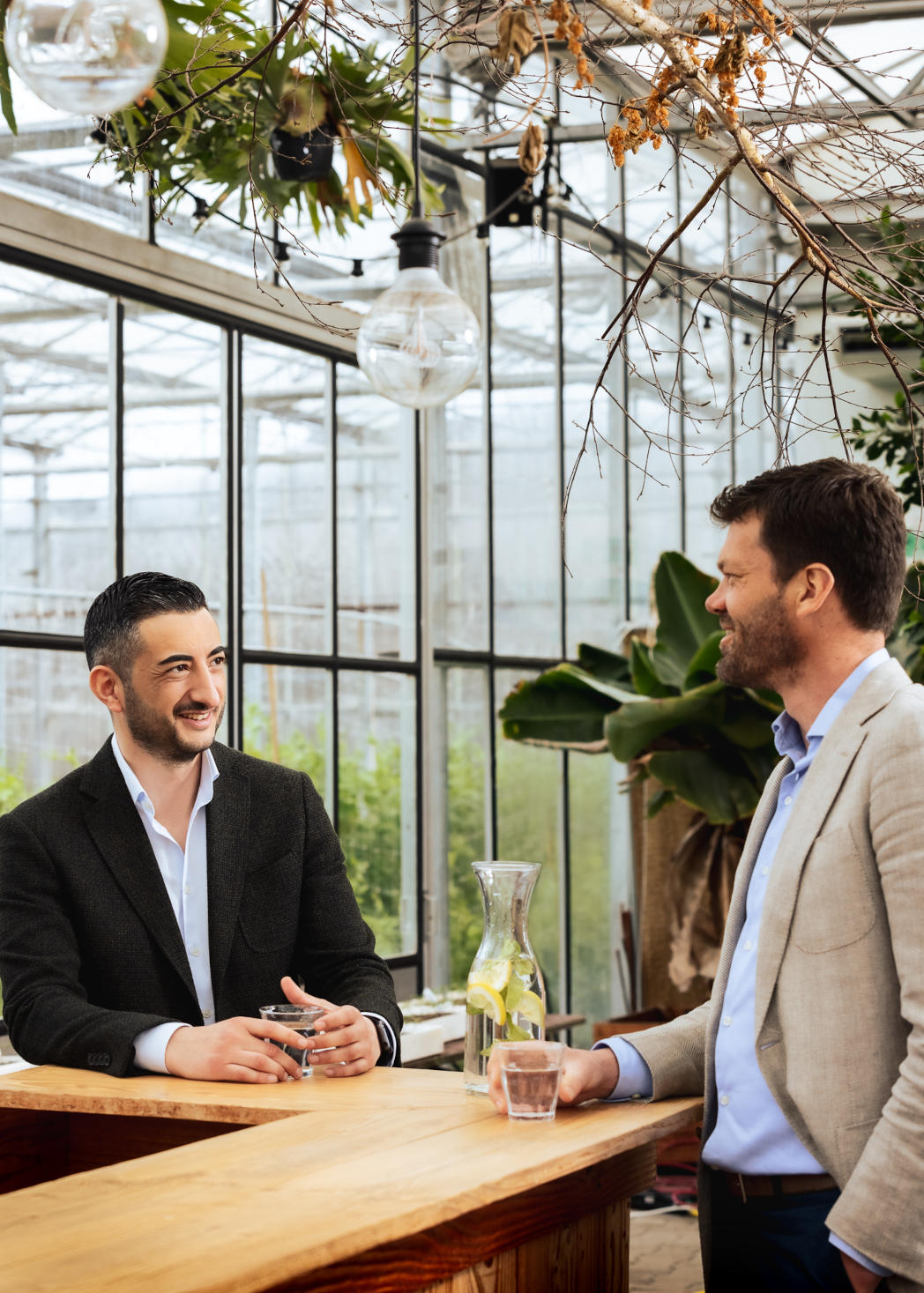 Twee mannen staan in een kas
