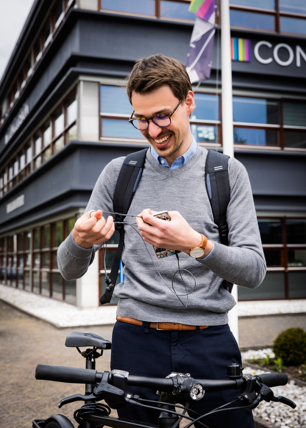 Man staat voor gebouw