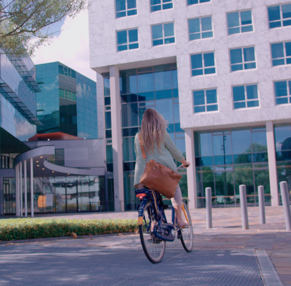 Vrouw fietst naar kantoor.