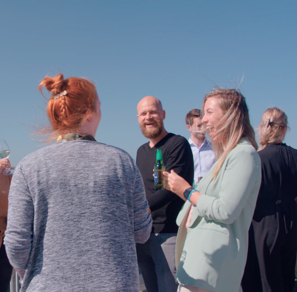 Collega's lachen tijdens de borrel.