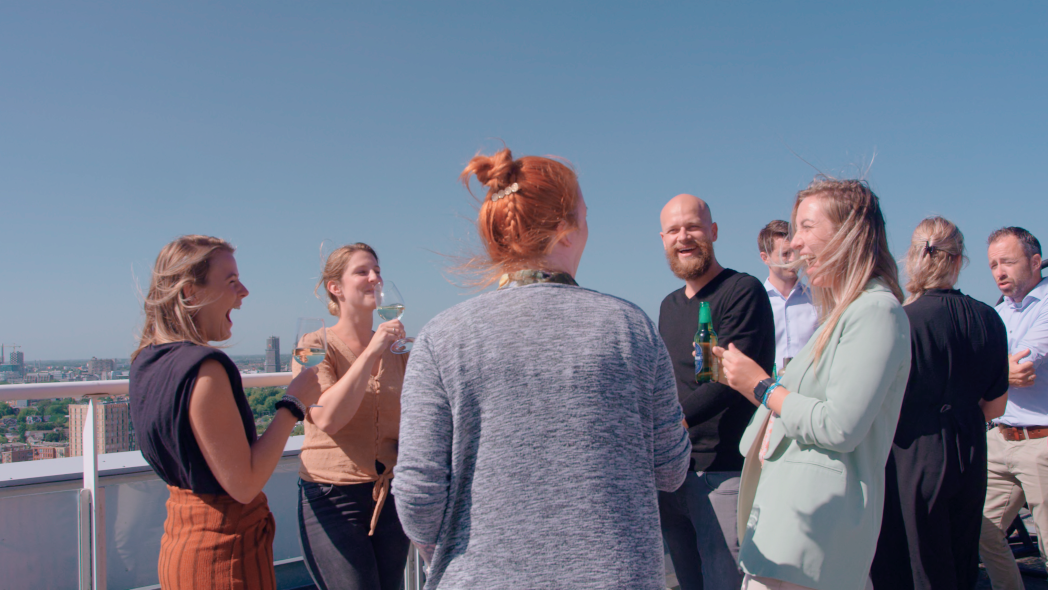 Groep mensen op een dakterras