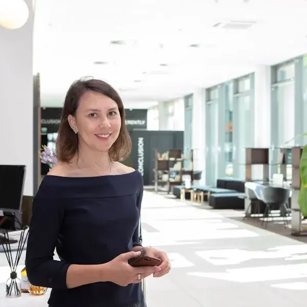 Collega in de hal van Conclusion