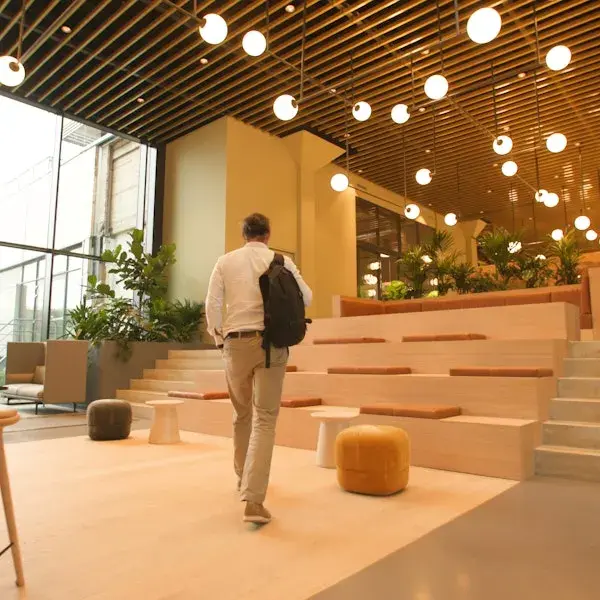 man van achter met eenrugzak die het Integrations pand in loopt