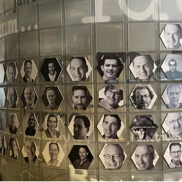 Pilaar met gezichtsportretten erop.