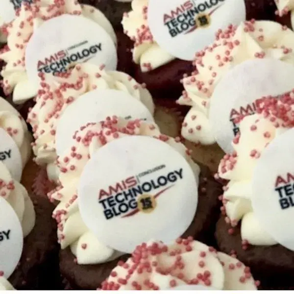 Gebakjes met AMIS Technology Blog logo erop.