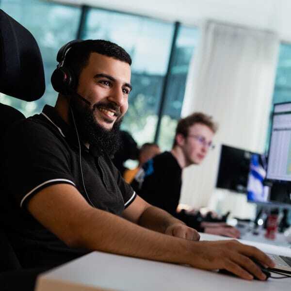 Collega met headset.