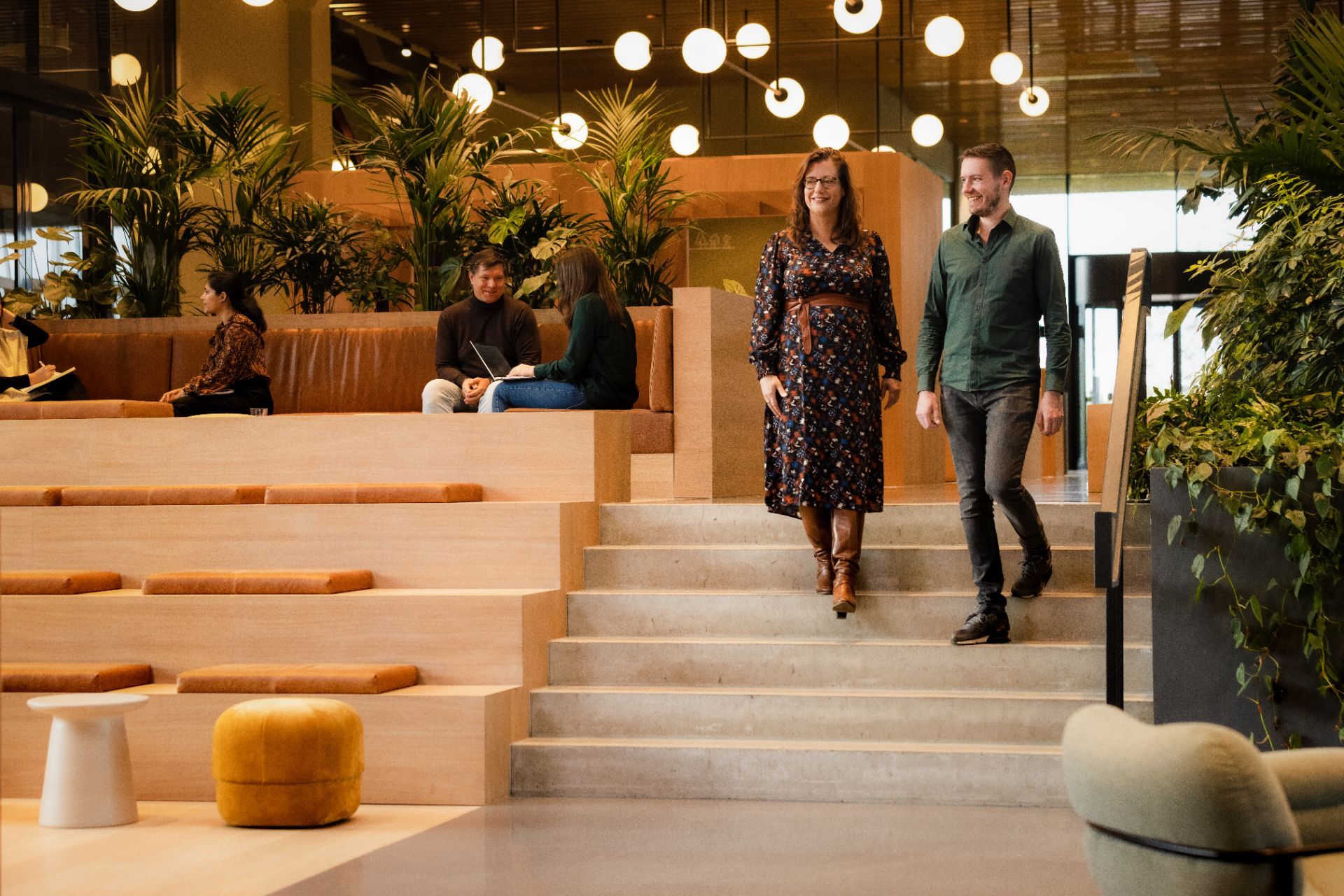 Man en vrouw lopen de trap af