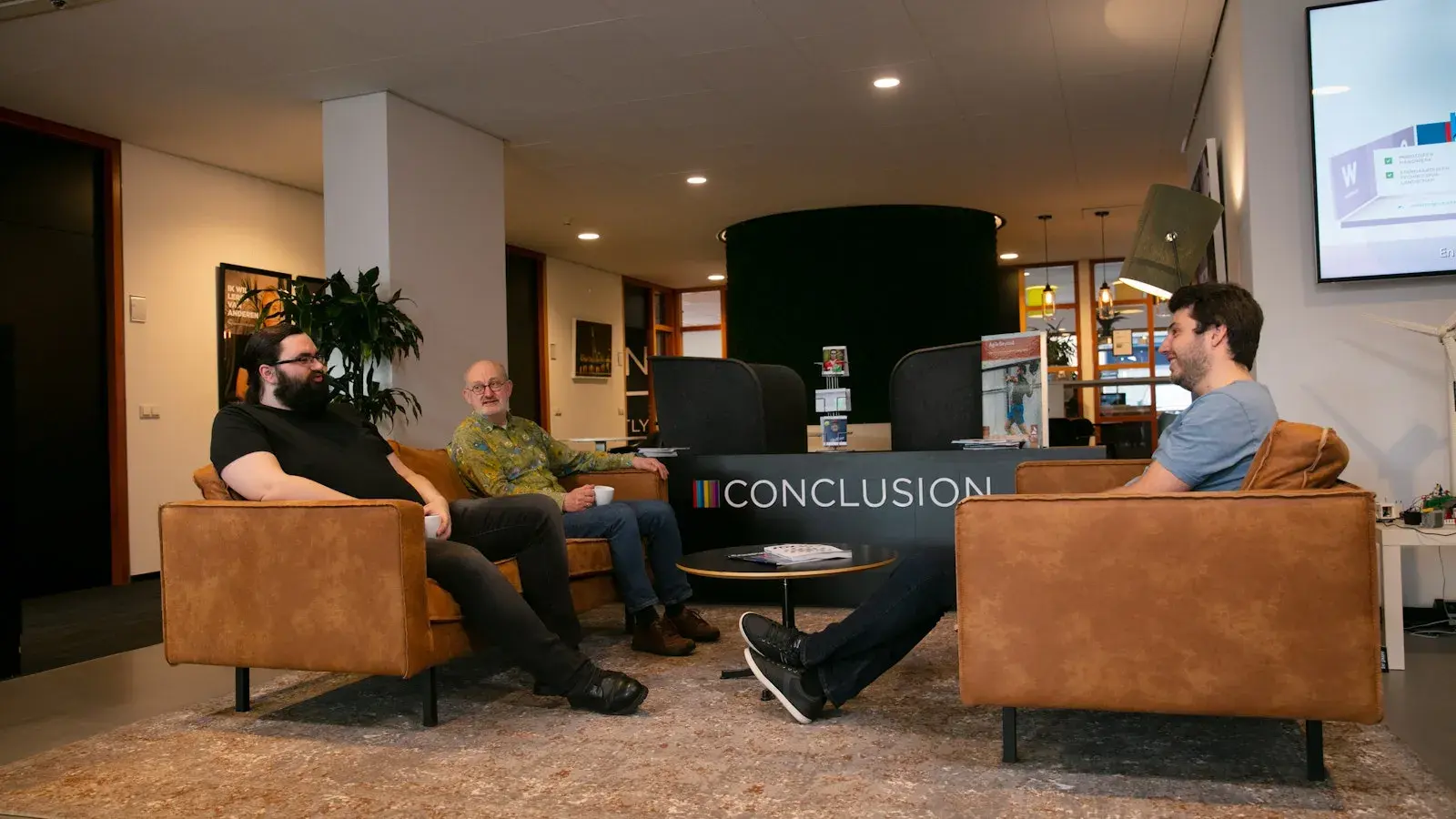 Groep mannen op de bank