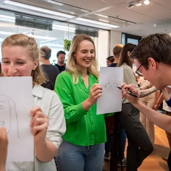Foto van lachende vrouw.