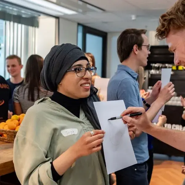 Foto van collega's die samenwerken