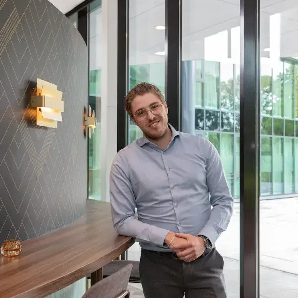 Collega lacht naar de camera.