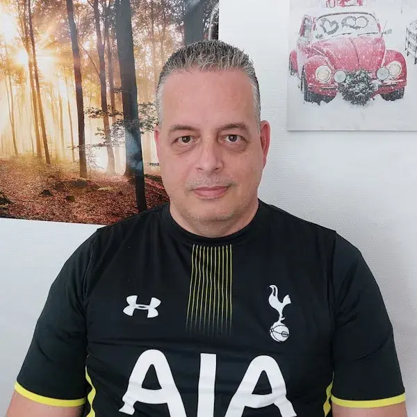 Marcel in een voetbal shirt.