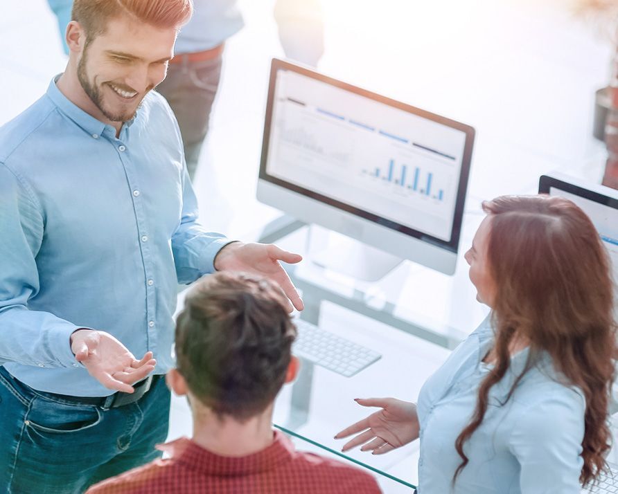 Man legt collega's iets uit 