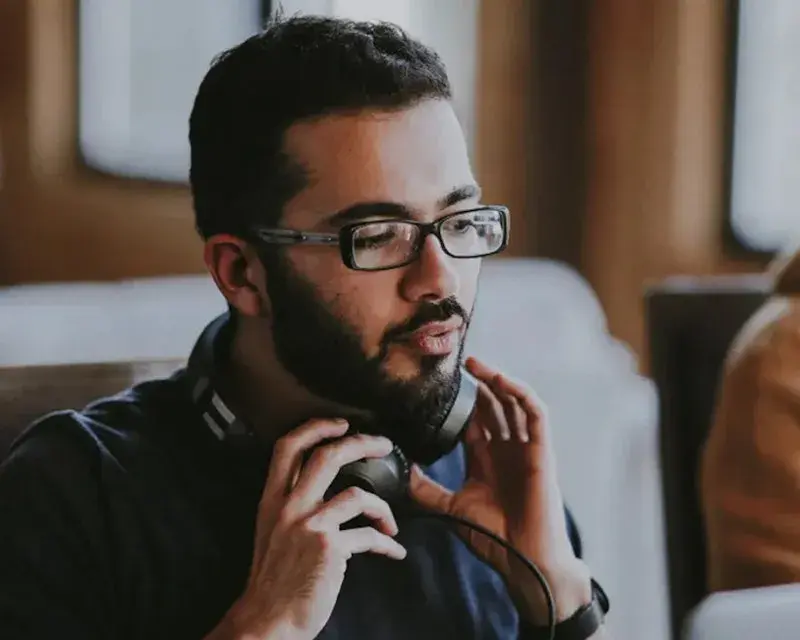 Man met bril en koptelefoon