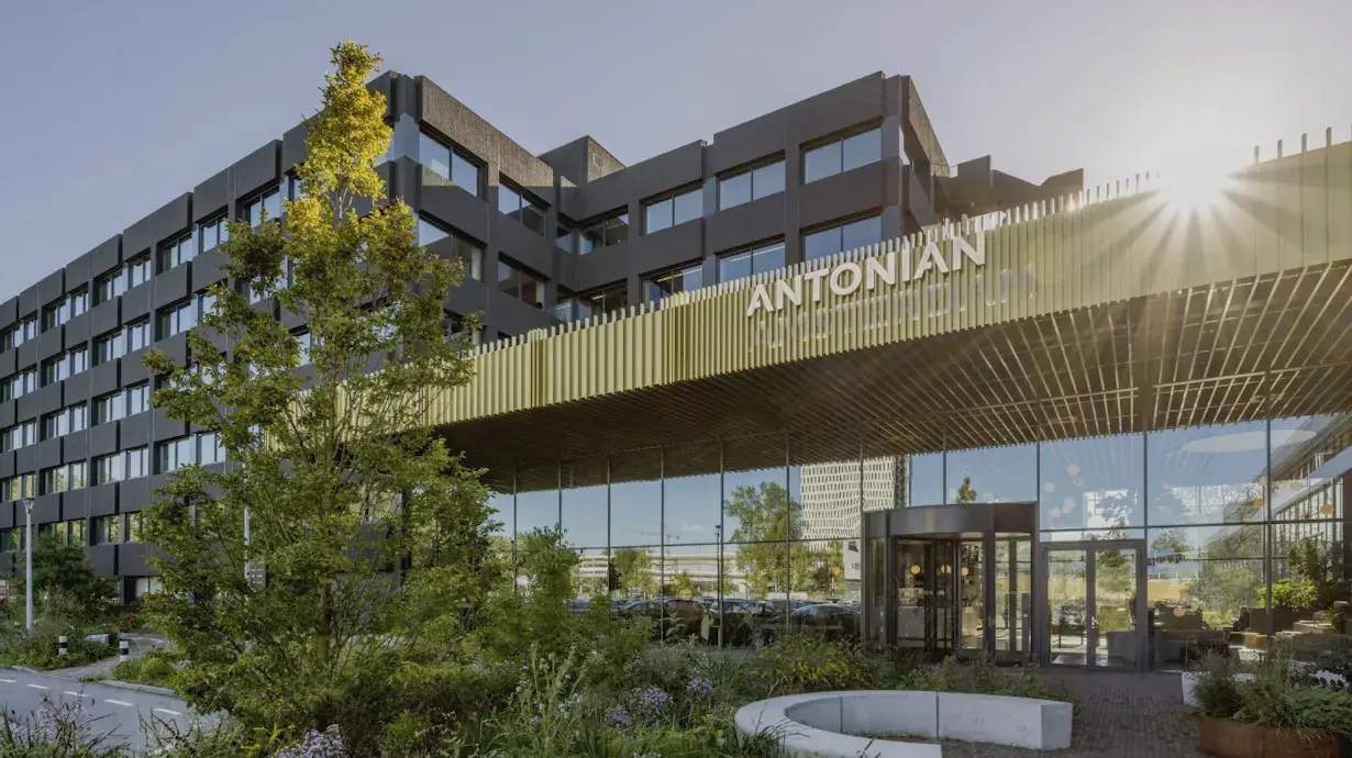 Grijs kantoorgebouw in zonlicht in Amsterdam