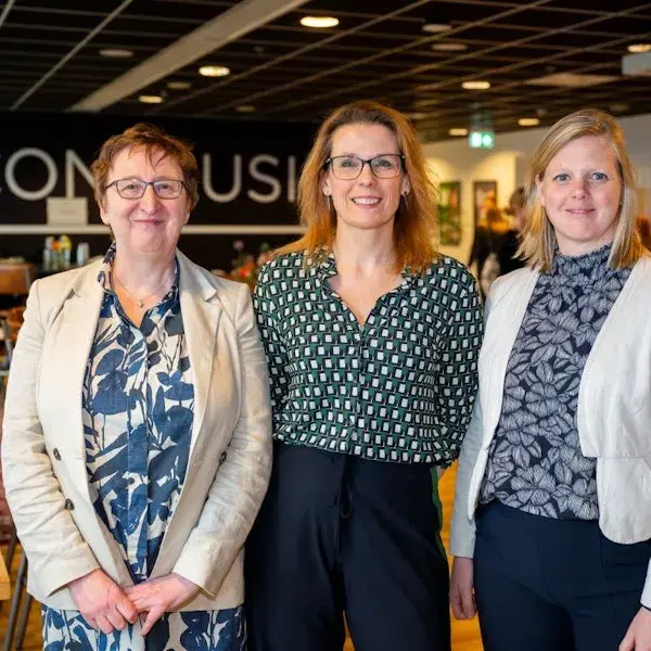 Foto van drie collega's