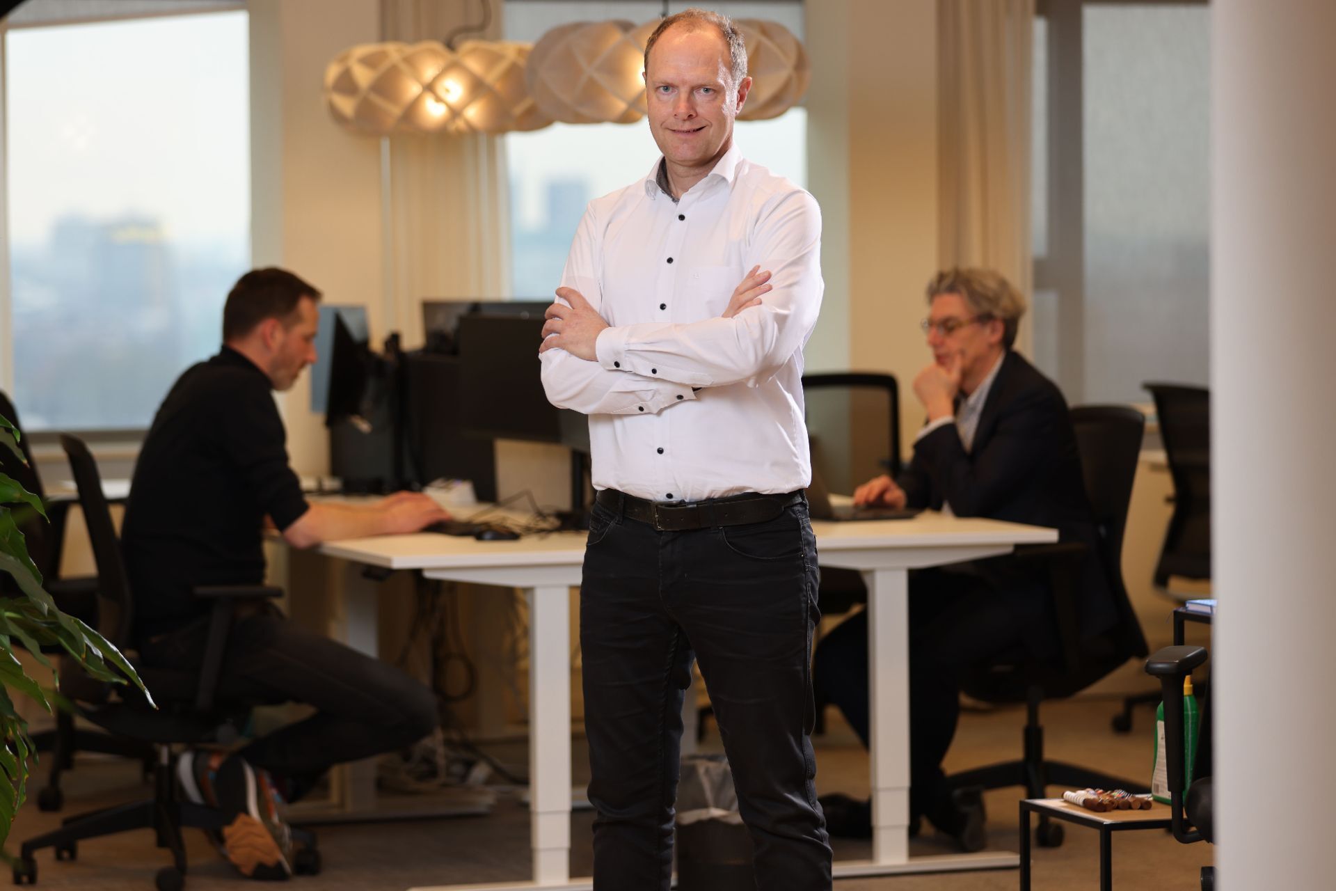 Foto van man staand in kantooromgeving