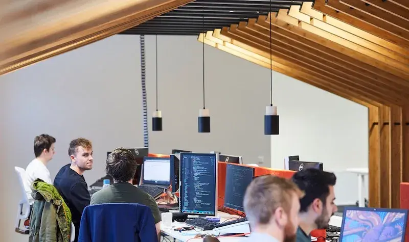 A group of colleagues is working next to each other in the office.