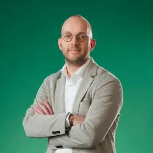 Portret Jos Smit tegen groene achtergrond