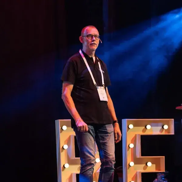 Man geeft presentatie.