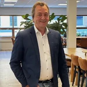 Een glimlachende man