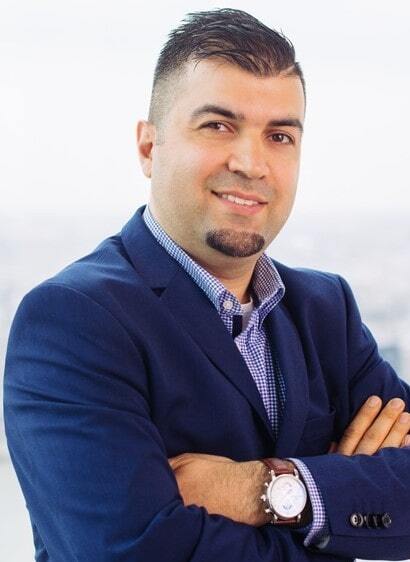 Man lacht met armen gekruist.