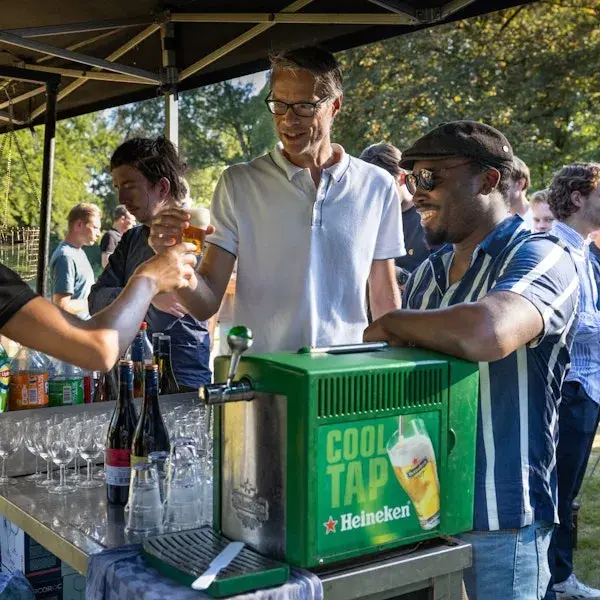 Twee collega's bij een stand voor drankjes 